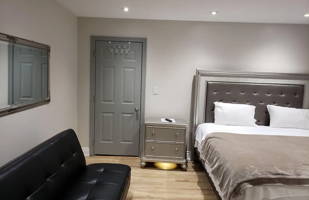 Toronto Rooms And Suites-1